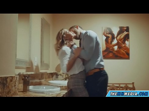 ❤️ Ketika seorang pirang berdada menggoda Anda di toilet umum ❤ porno indah pada kami ️